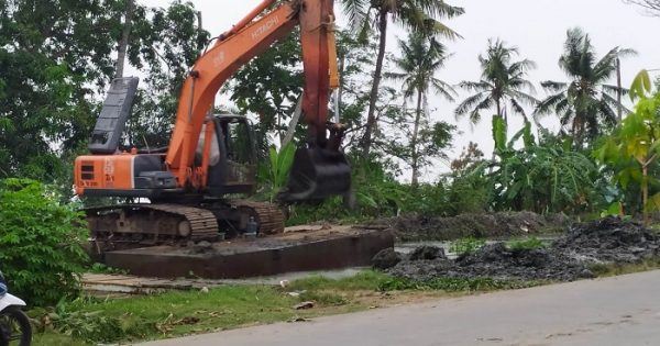 Normalisasi sungai, Dinas PUPR Karawang turunkan 2 Unit Eskavator Sekaligus