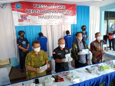 BNNK Karawang beberkan barang bukti kasus narkoba