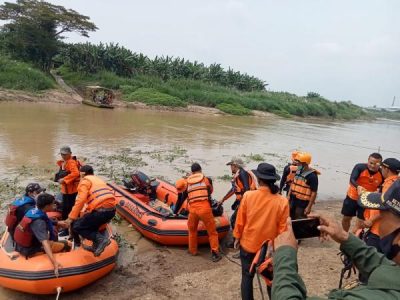 tim BPBD Sigap Evakuasi Korban tenggelam citarun