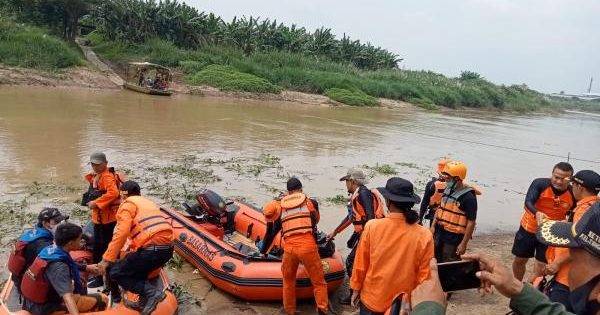 tim BPBD Sigap Evakuasi Korban tenggelam citarun