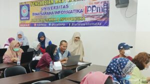 Dosen BSI memandu staf Kelurahan untuk mengikuti arahan dari pemateri