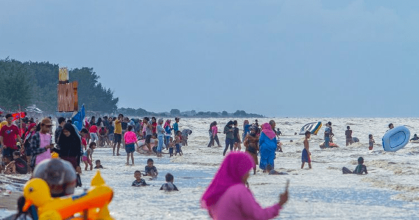 Pantai Pasir Putih Karawang: Wisata Indah dengan Pesona Kuliner Laut