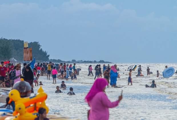 Pantai Pasir Putih Karawang: Wisata Indah dengan Pesona Kuliner Laut
