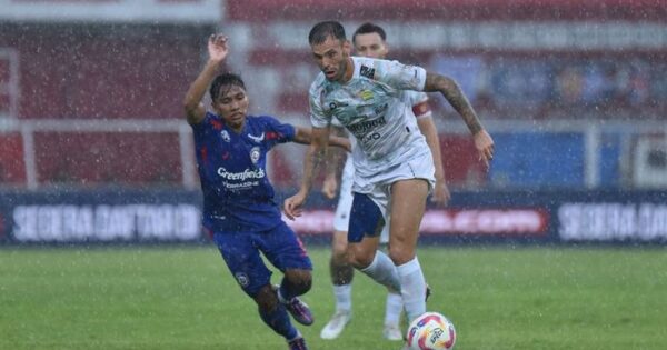 Persib Bandung Kalahkan Arema FC di Kandang: Puncaki Klasemen Liga 1