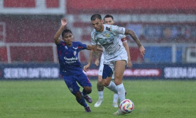 Persib Bandung Kalahkan Arema FC di Kandang: Puncaki Klasemen Liga 1