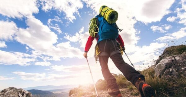 7 Tips Memilih Sepatu untuk Pendaki Pemula agar Nyaman dan Aman