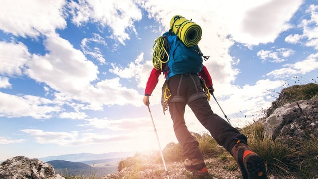 7 Tips Memilih Sepatu untuk Pendaki Pemula agar Nyaman dan Aman