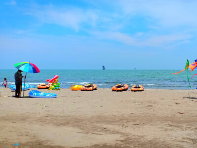 Pantai Pasir Putih Karawang – Wisata Indah dengan Pesona Kuliner Laut yang Bikin Rindu
