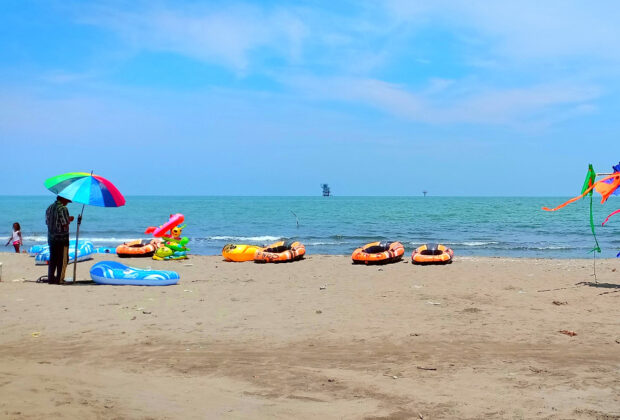 Pantai Pasir Putih Karawang – Wisata Indah dengan Pesona Kuliner Laut yang Bikin Rindu