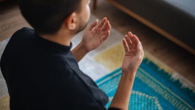 Keistimewaan Berdoa di Hari Jumat: Momentum Mustajab yang Tidak Boleh Dilewatkan