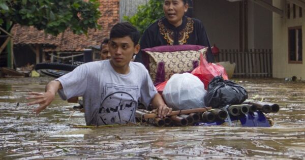 Banjir Karawang: Bupati Imbauan Warganya Mengungsi