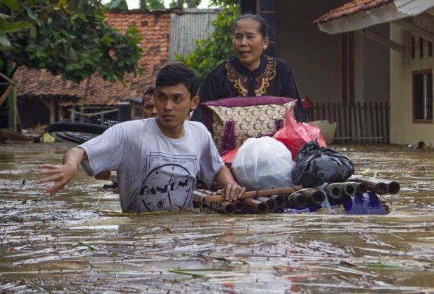 Banjir Karawang: Bupati Imbauan Warganya Mengungsi