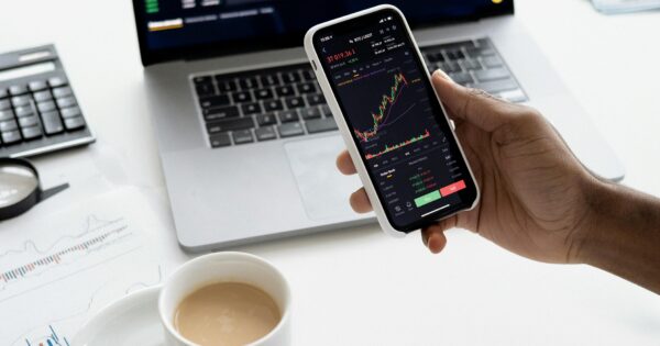 Literasi Istilah Saham sebagai Fondasi Pengambilan Keputusan Investasi di Era Digital
